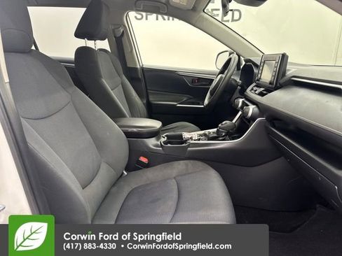 Used 2019 Toyota RAV4 LE image 9