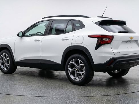 Used 2025 Chevrolet Trax LT w/ LT Convenience Package image 6