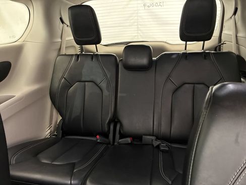 Used 2024 Chrysler Pacifica Touring-L FWD image 13