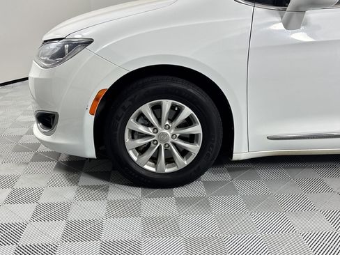 Used 2018 Chrysler Pacifica Touring-L image 12