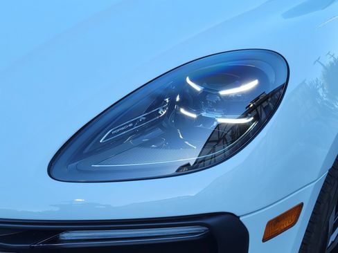 Used 2026 Porsche Macan AWD/4WD image 35