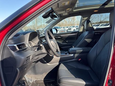 Used 2022 Toyota Highlander Platinum image 9