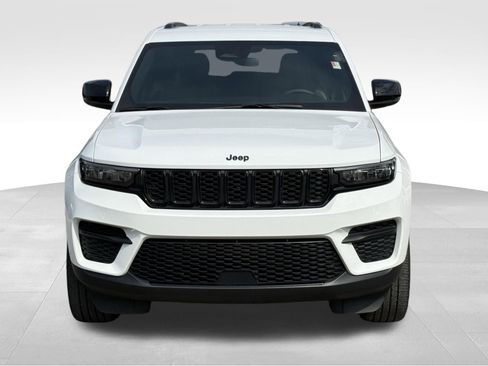 Used 2023 Jeep Grand Cherokee Altitude AWD/4WD image 12