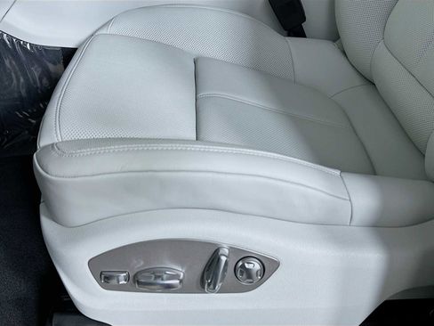 New 2025 Porsche Macan image 12