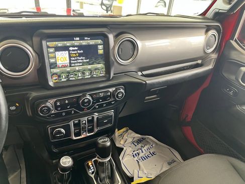 Used 2018 Jeep Wrangler Unlimited Sahara image 10