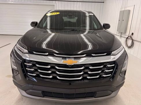 Used 2025 Chevrolet Equinox LT AWD/4WD image 2