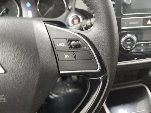 Used 2019 Mitsubishi Outlander SE image 27