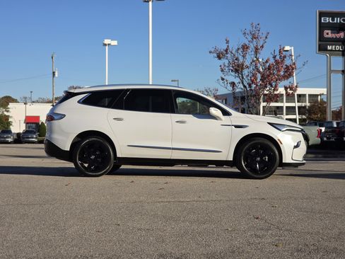 Used 2023 Buick Enclave Essence w/ Sport Touring Edition image 8