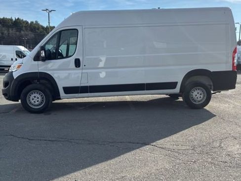 Used 2024 RAM ProMaster 2500 w/ Convenience Group image 4