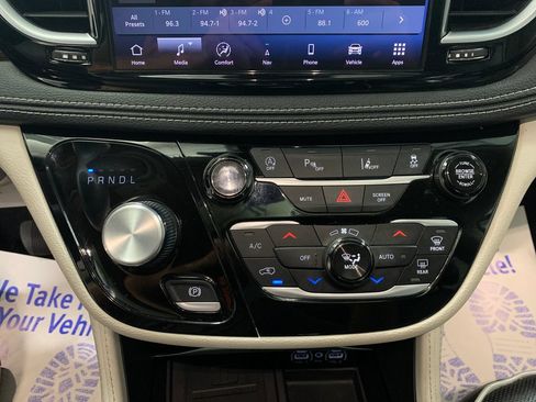 Used 2023 Chrysler Pacifica Limited FWD image 29