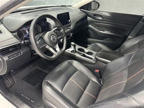 Used 2022 Nissan Altima 2.5 SR w/ Midnight Edition Package FWD image 2