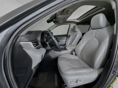 Used 2021 Toyota Highlander XLE image 25