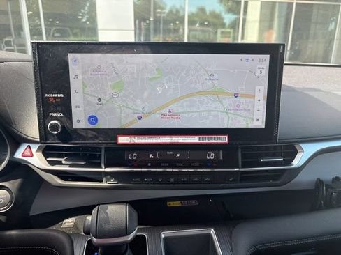 Used 2025 Toyota Sienna XLE AWD/4WD image 11