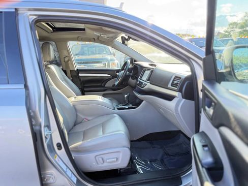 Used 2017 Toyota Highlander XLE w/ Carpet Mat Package AWD/4WD image 29