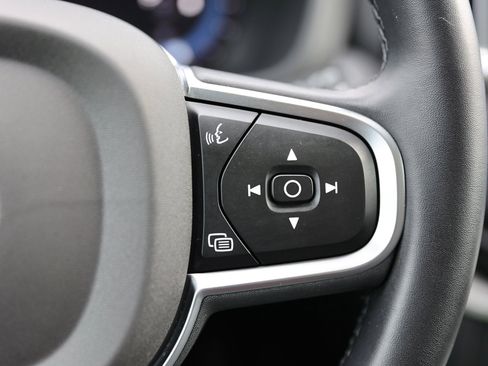 Used 2025 Volvo XC60 B5 Core image 34