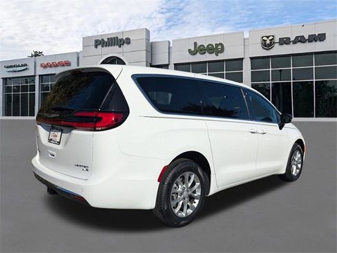 New 2026 Chrysler Pacifica Limited image 4