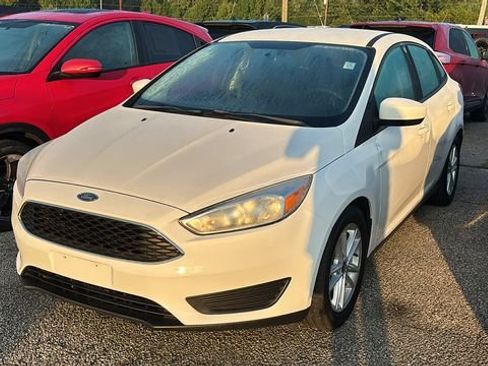 Used 2018 Ford Focus SE FWD image 3