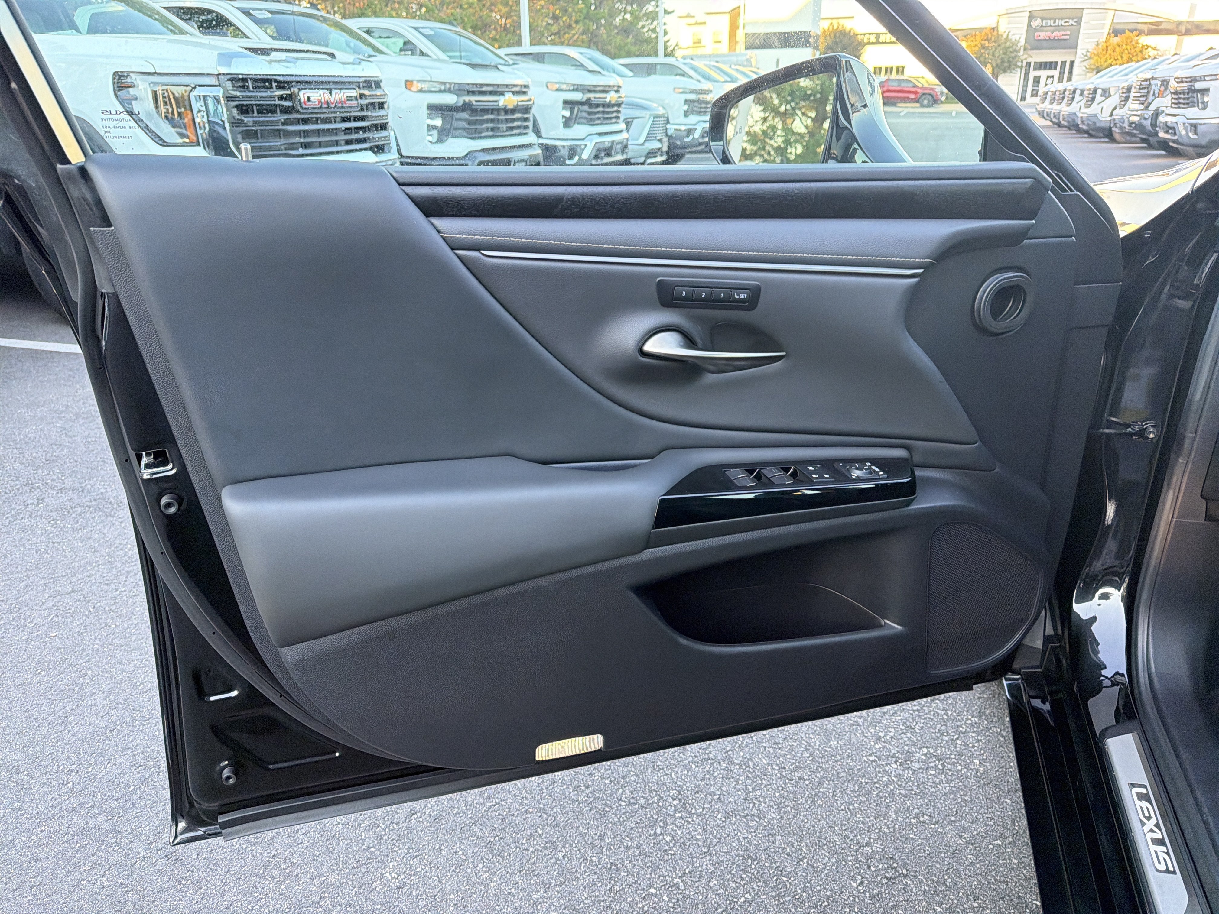 Used 2025 Lexus ES 350 w/ Premium Package FWD image 13