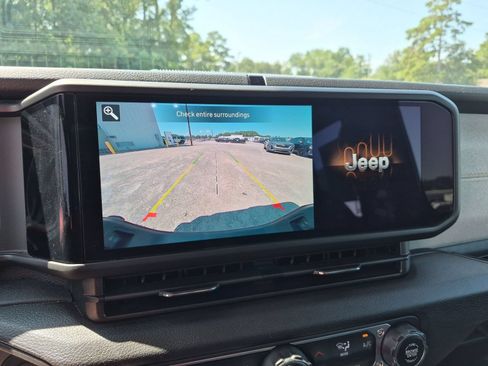 Used 2024 Jeep Gladiator Sport AWD/4WD image 14