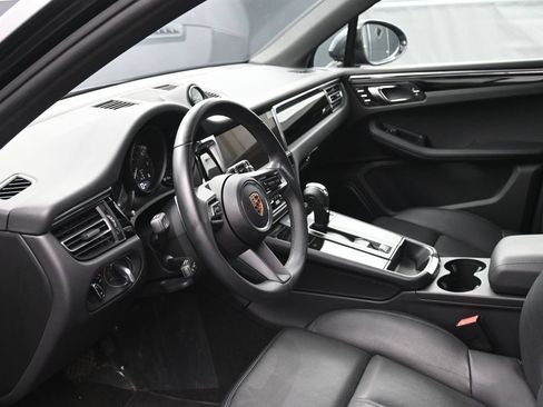 Certified 2025 Porsche Macan AWD/4WD image 4