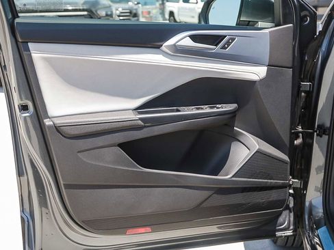 New 2025 Volkswagen Taos SE w/ Black Wheel Package FWD image 22