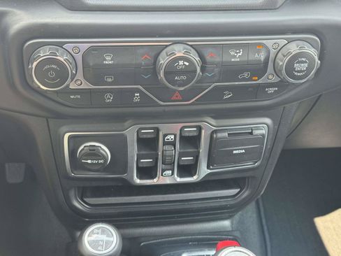 Used 2019 Jeep Wrangler Unlimited Sahara AWD/4WD image 26
