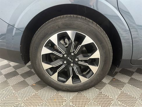 Used 2024 Kia Carnival EX image 17