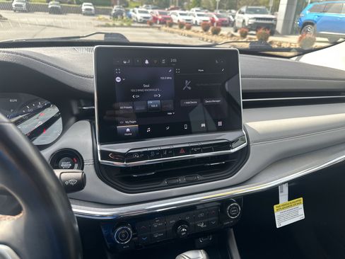 Used 2022 Jeep Compass Limited image 33