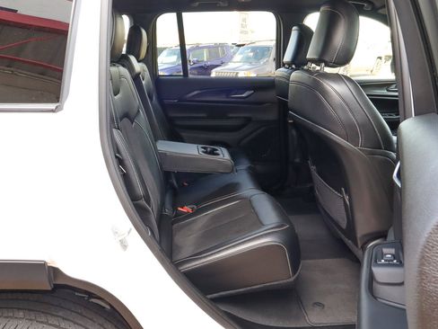 Used 2023 Jeep Grand Cherokee Altitude image 24