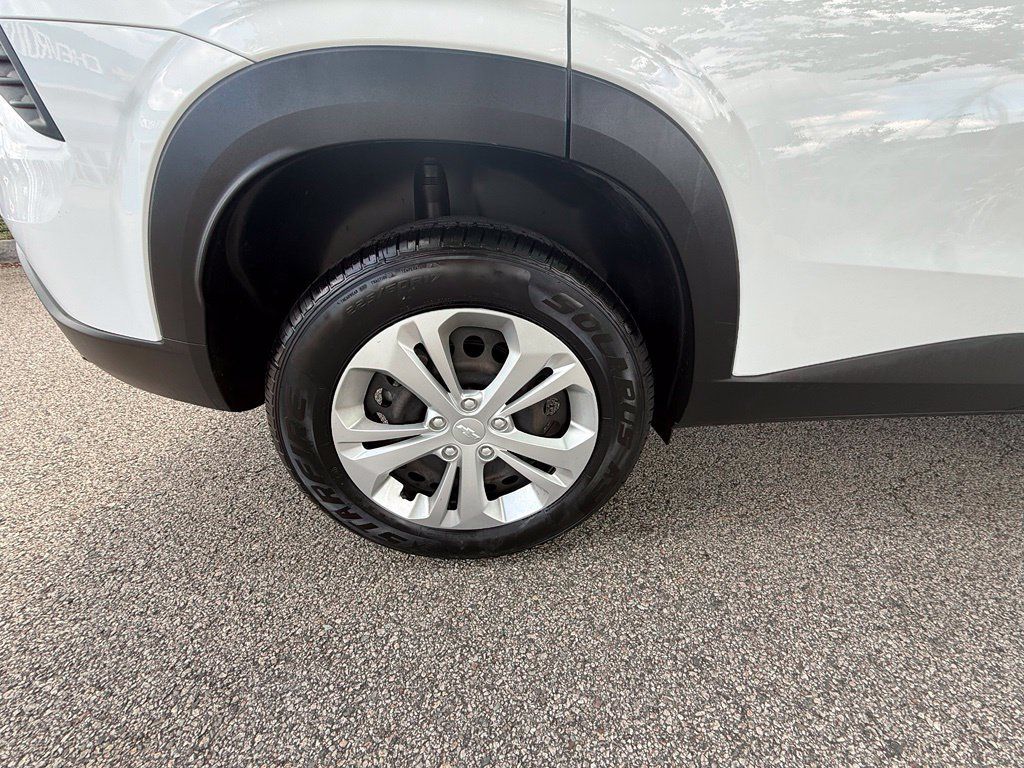 Used 2025 Chevrolet Trax LS FWD image 30