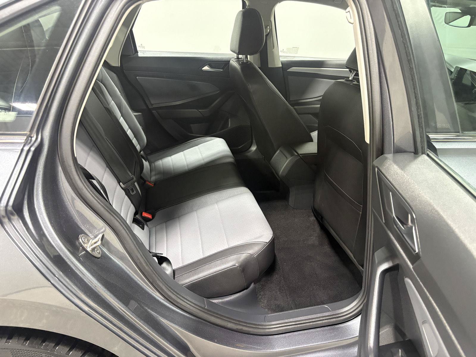 Used 2025 Volkswagen Jetta SE FWD image 28