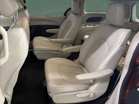 Used 2018 Chrysler Pacifica Touring-L FWD image 15