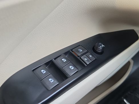 Used 2020 Toyota Camry LE FWD image 18