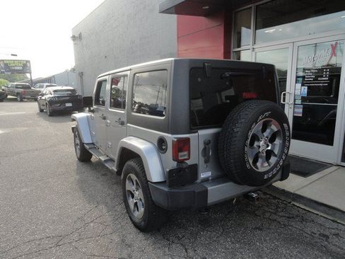 Used 2018 Jeep Wrangler Unlimited Sahara w/ Connectivity Group AWD/4WD image 3