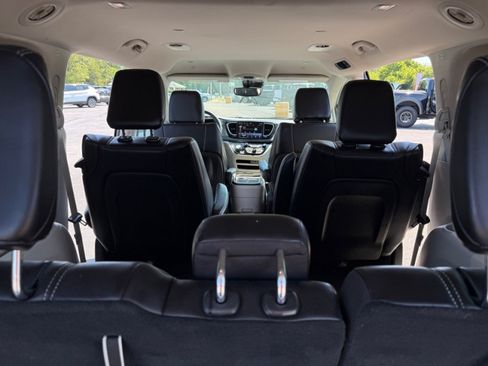 Used 2023 Chrysler Pacifica Touring-L FWD image 32