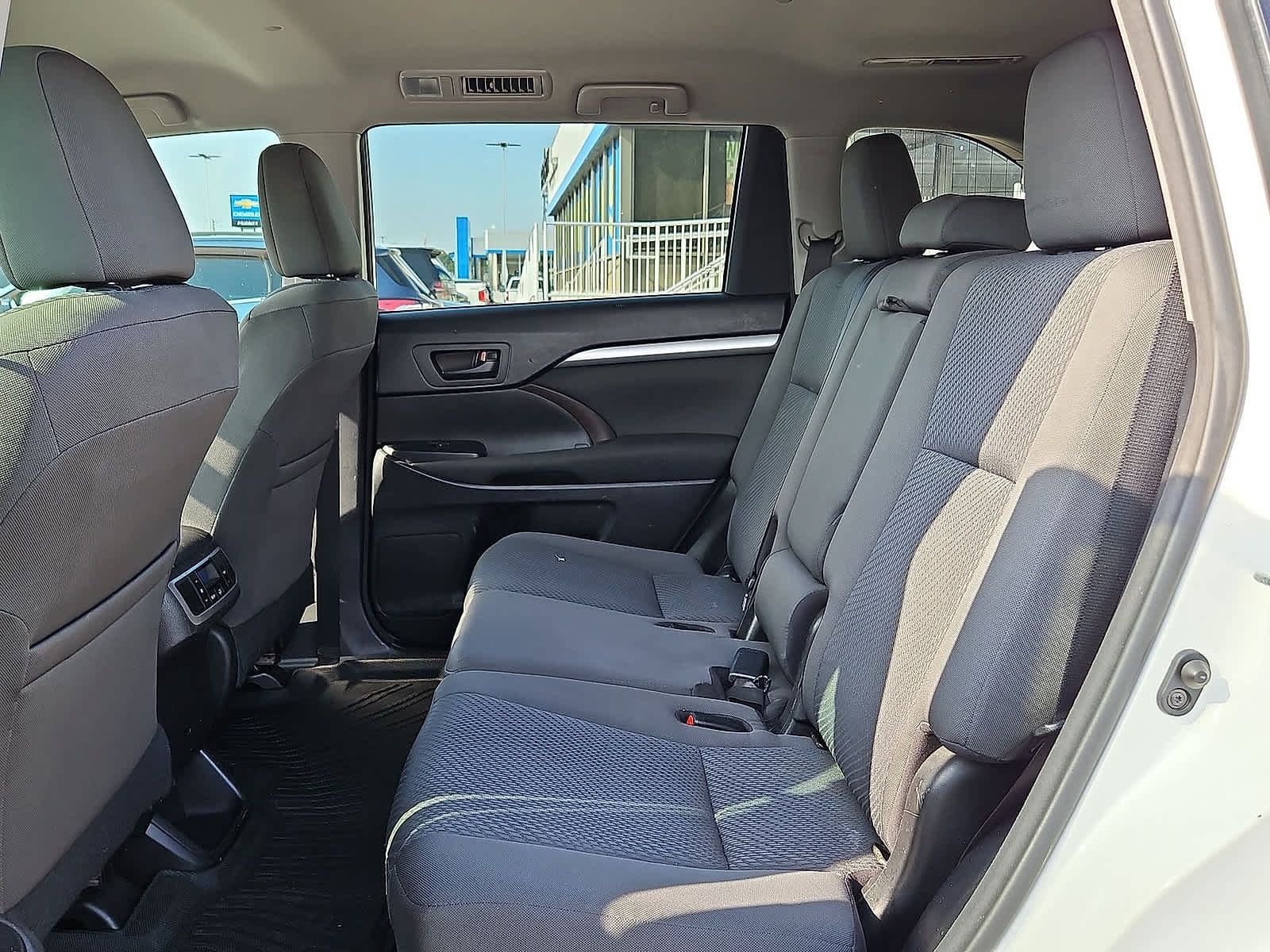 Used 2017 Toyota Highlander LE FWD image 28