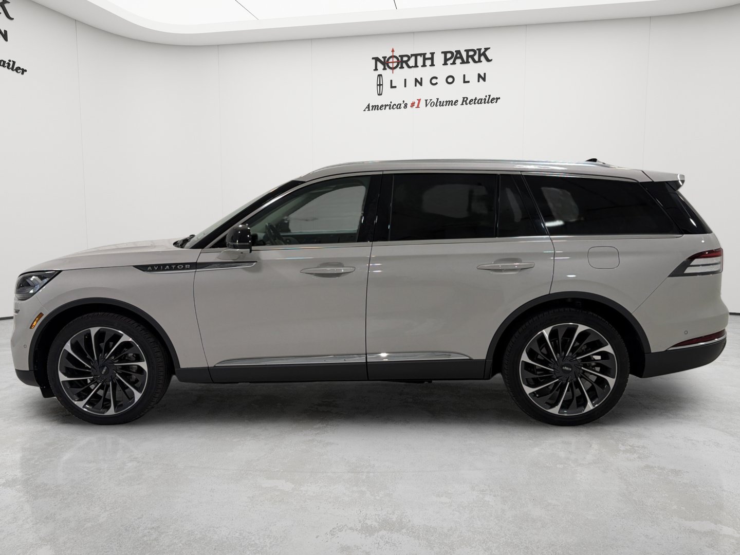 Used 2024 Lincoln Aviator Reserve w/ Equipment Group 201A RWD image 2