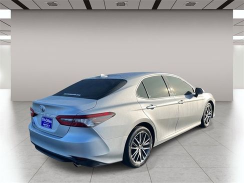 Used 2021 Toyota Camry XLE image 3