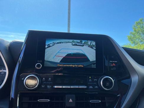 Used 2025 Toyota Highlander XLE AWD/4WD image 22