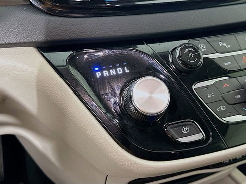 Certified 2024 Chrysler Pacifica Touring-L image 25