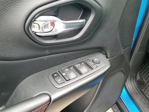 Used 2021 Jeep Cherokee Trailhawk image 11