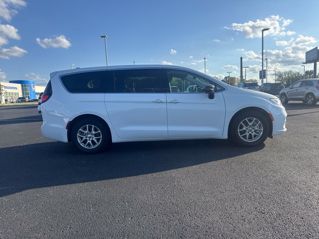 Used 2024 Chrysler Pacifica Touring-L FWD image 11