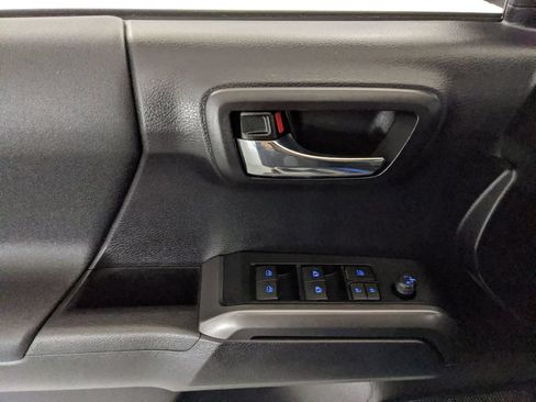 Used 2020 Toyota Tacoma TRD Off-Road w/ Technology Package AWD/4WD image 15