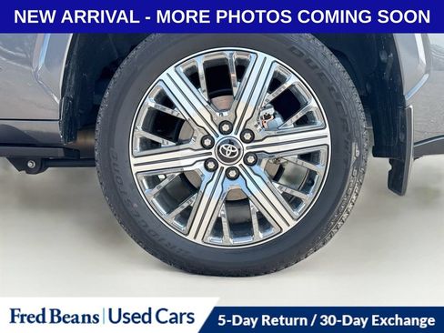 Used 2025 Toyota Sequoia Capstone AWD/4WD image 12