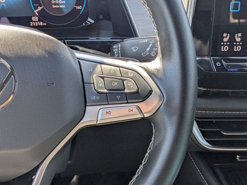 Used 2025 Volkswagen Atlas Cross Sport SE image 17