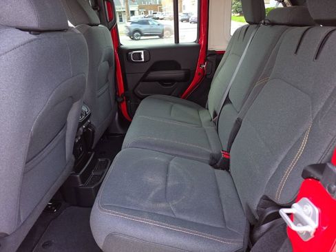 Used 2025 Jeep Wrangler Unlimited Sahara image 17