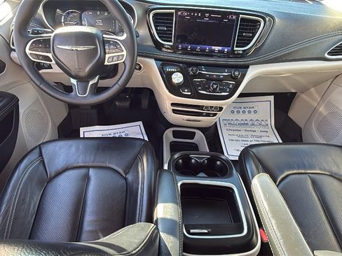 Used 2022 Chrysler Pacifica Touring-L image 14