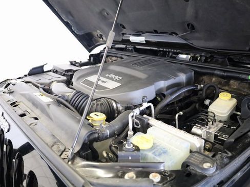 Used 2015 Jeep Wrangler Unlimited Rubicon w/ Max Tow Package image 33