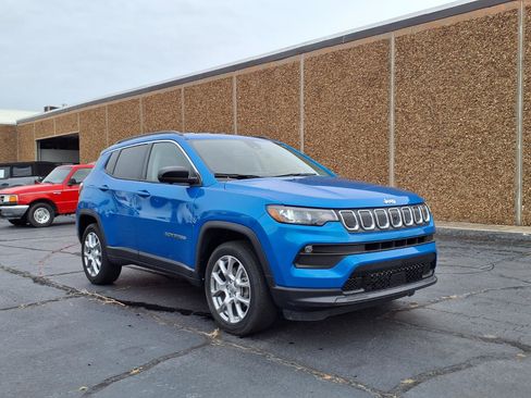 Used 2022 Jeep Compass Latitude AWD/4WD image 13