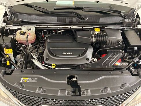 Used 2018 Chrysler Pacifica Touring-L w/ Advanced Safetytec Group FWD image 11